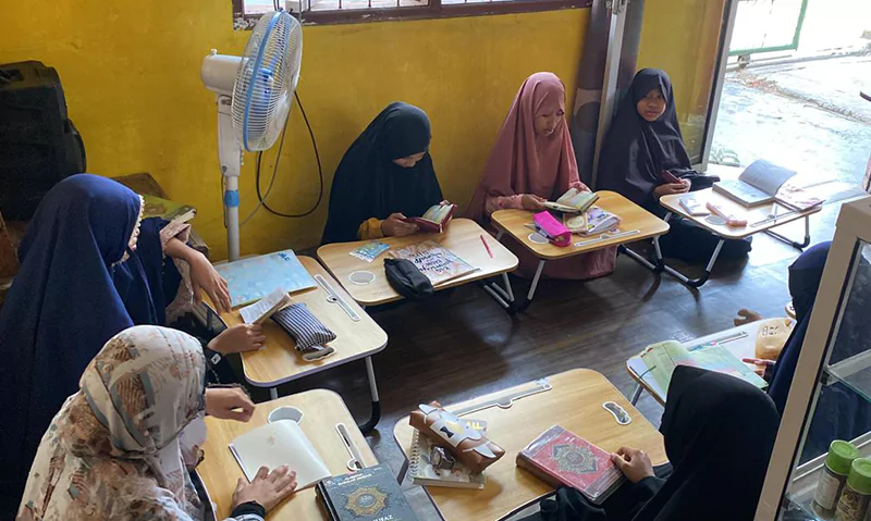 Di Pondok, penggunaan Bahasa Arab dan Inggris menjadi kewajiban sehari-hari bagi para santri, guna membiasakan komunikasi aktif dan memperkuat pemahaman bahasa asing