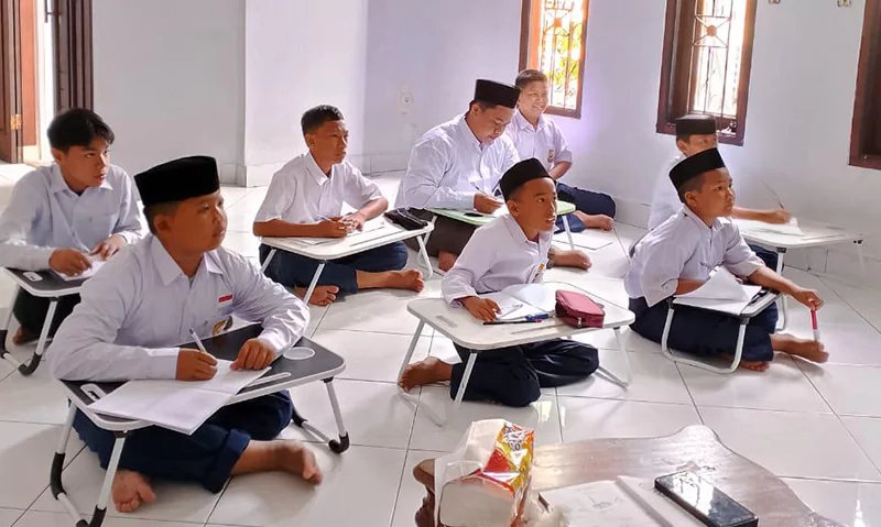Tahfizhul Qur’an metode ‘Adiliyah adalah cara menghafal dari belakang dengan sistem dua kali hafalan, membantu santri mengingat lebih kuat, konsisten, dan mencapai hafalan yang mutqin.